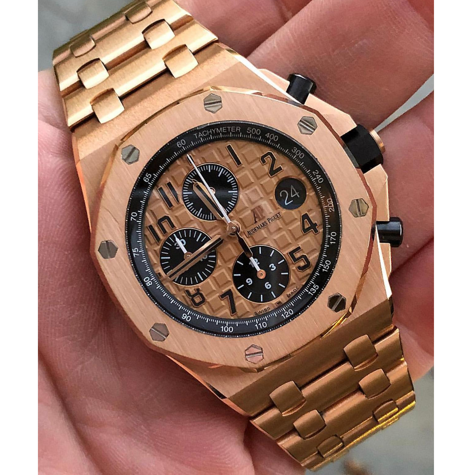 High Quality Watch in Gold - 