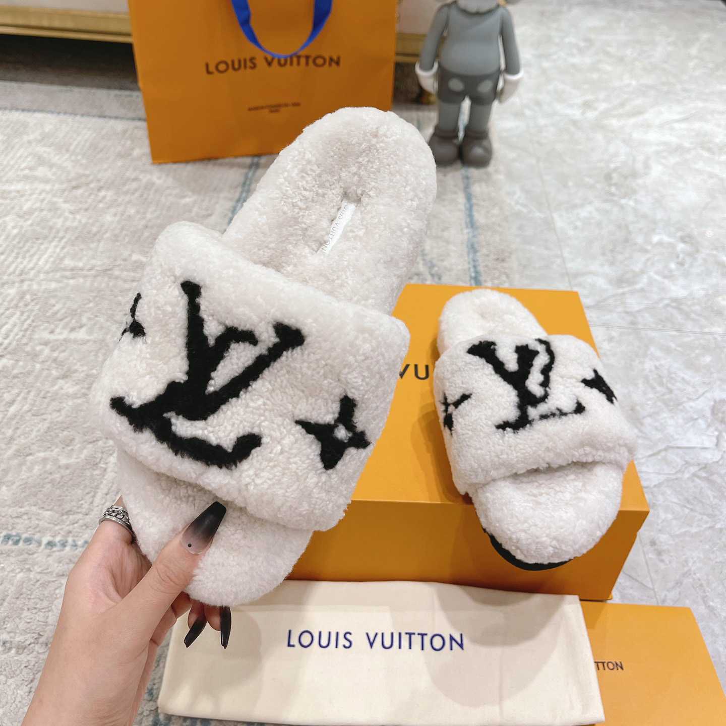 Louis Vuitton Paseo Flat Comfort Mule    - 