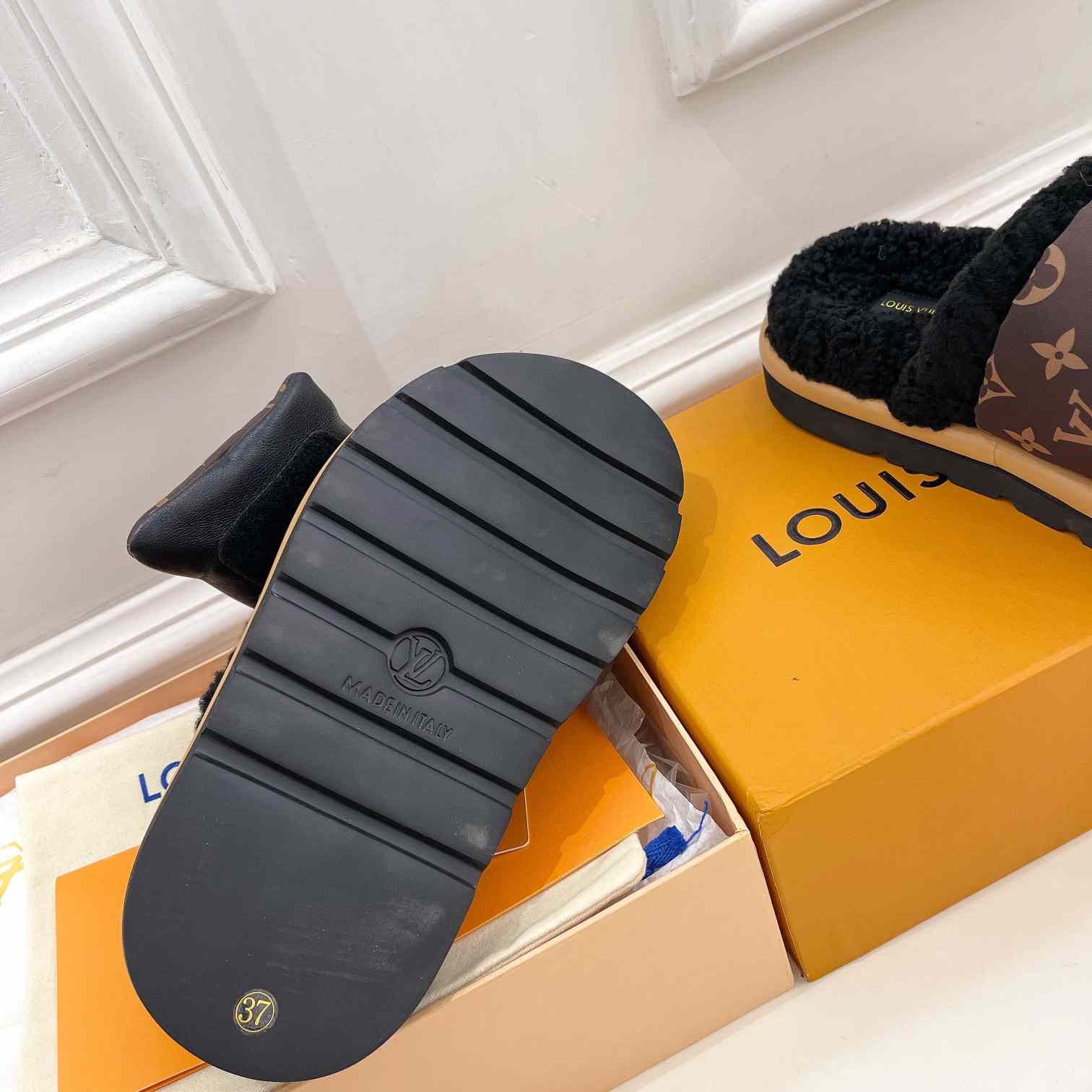 Louis Vuitton Slipper Pillow Flat Comfort Mule    1AAM3L - 