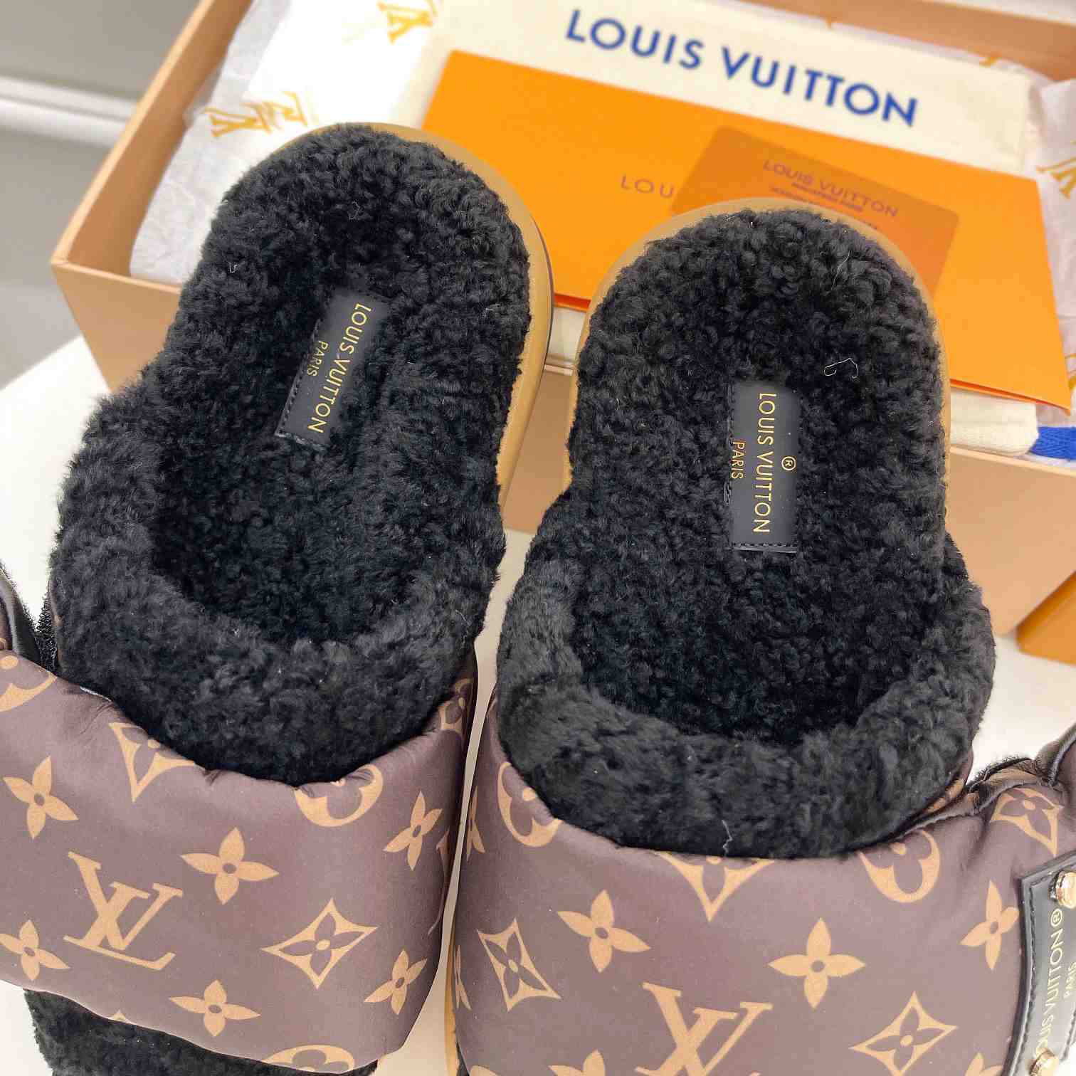 Louis Vuitton Slipper Pillow Flat Comfort Mule    1AAM3L - 