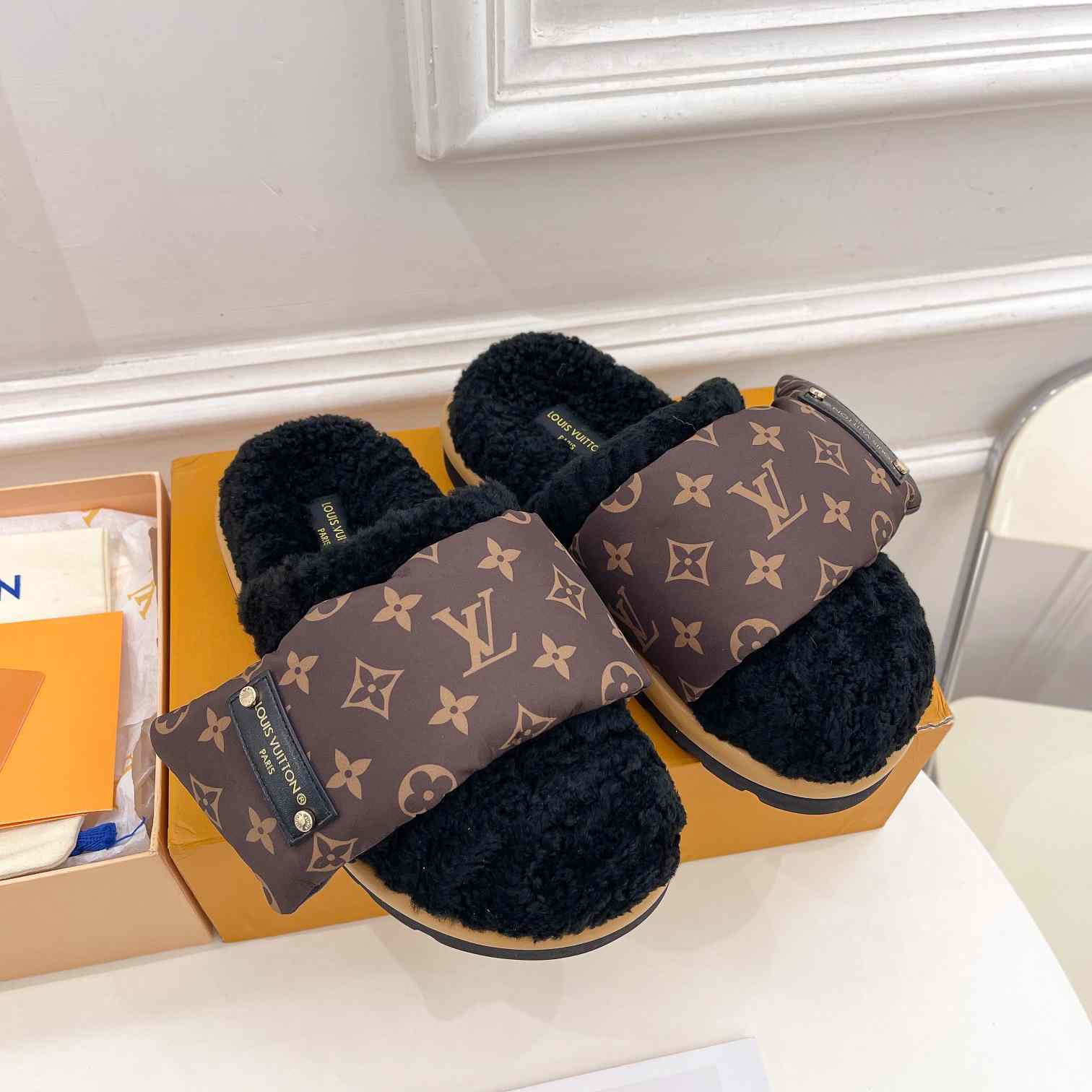 Louis Vuitton Slipper Pillow Flat Comfort Mule    1AAM3L - 
