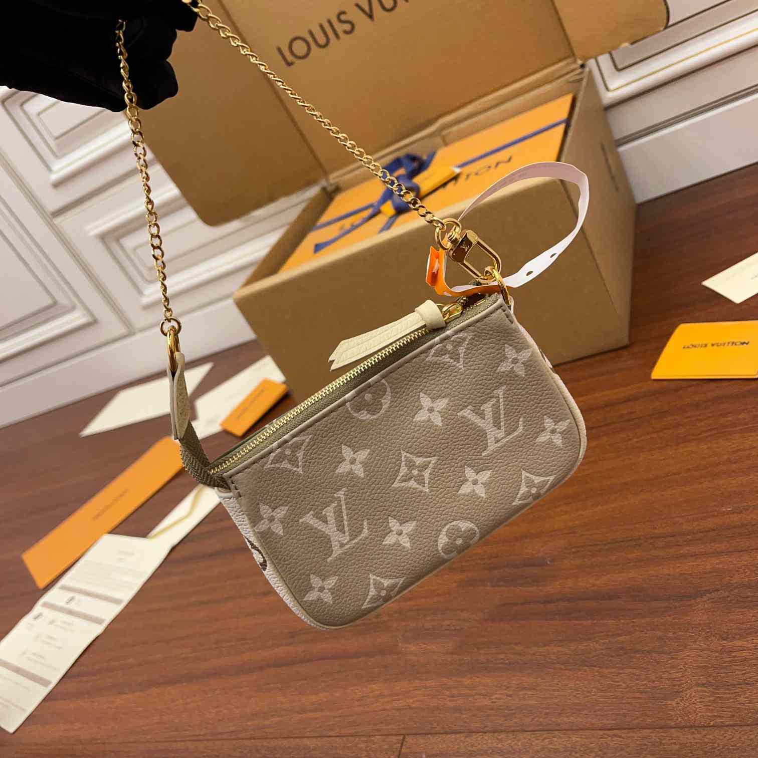 Louis Vuitton Mini Pochette Accessoires(15.5x10.5x4CM)    M81284 - 