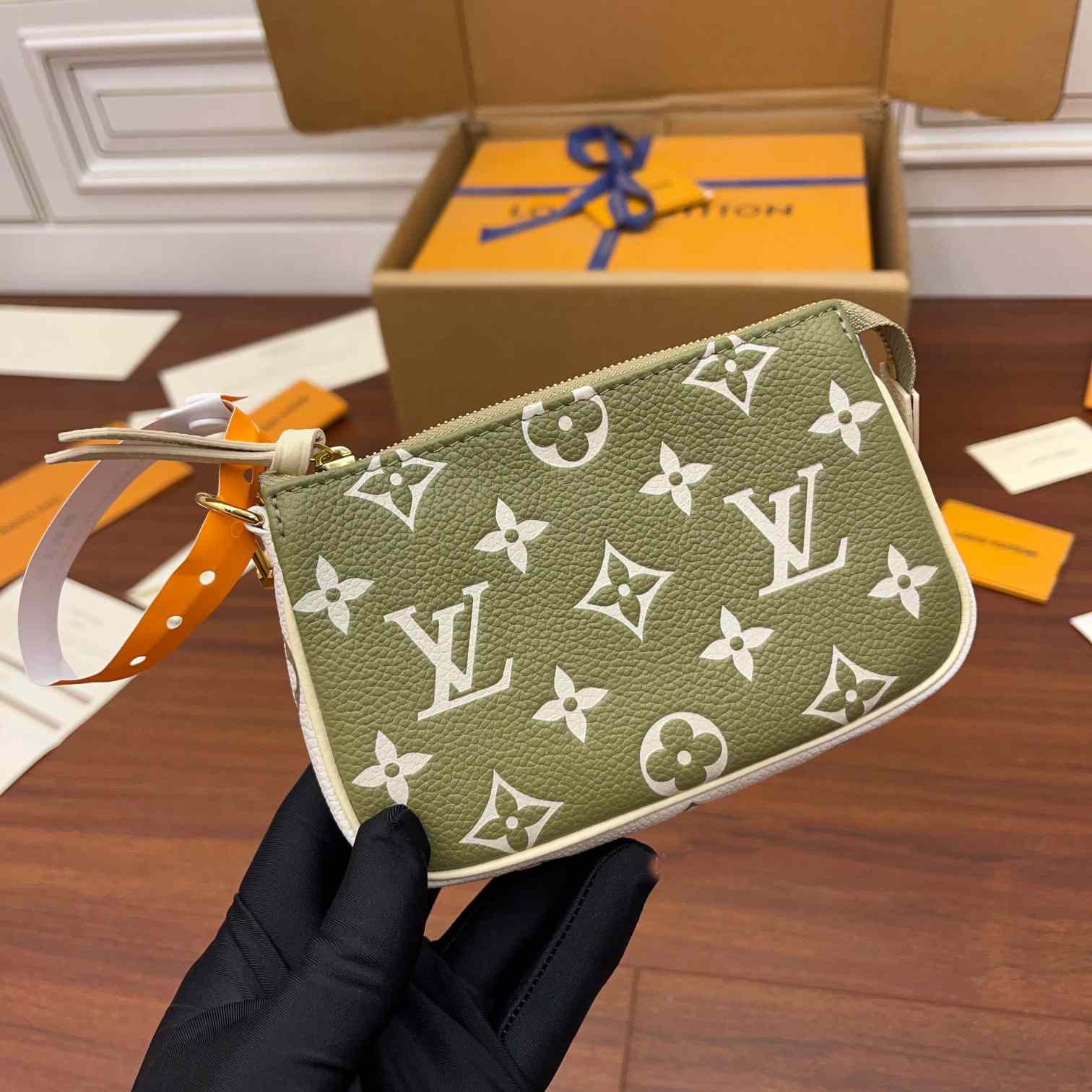 Louis Vuitton Mini Pochette Accessoires(15.5x10.5x4CM)    M81284 - 