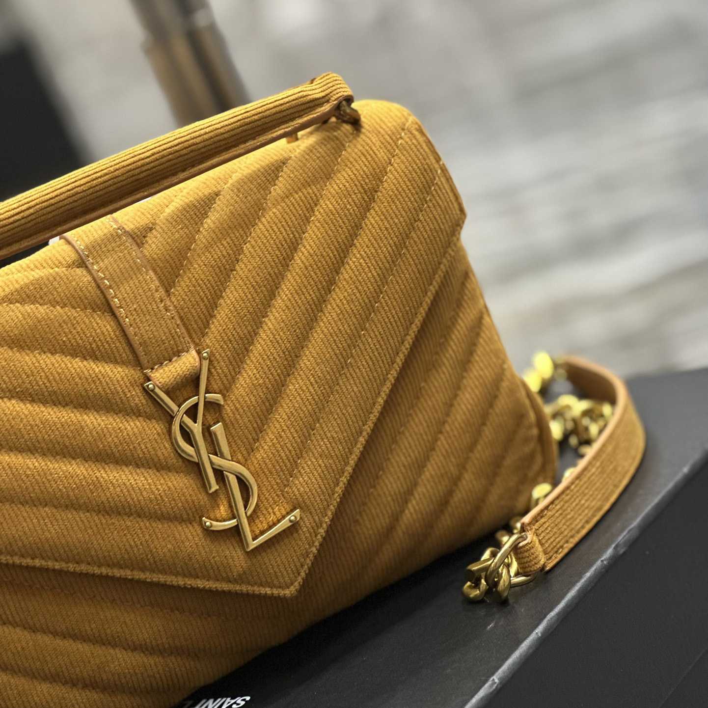 Saint Laurent College Shoulder Bag (24x17x6cm) - 