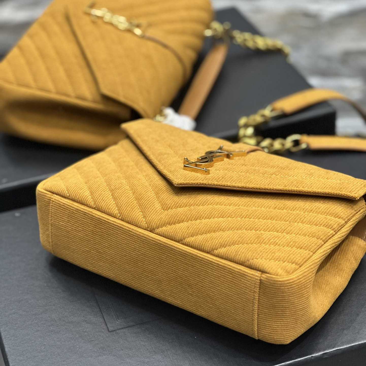 Saint Laurent College Shoulder Bag (24x17x6cm) - 