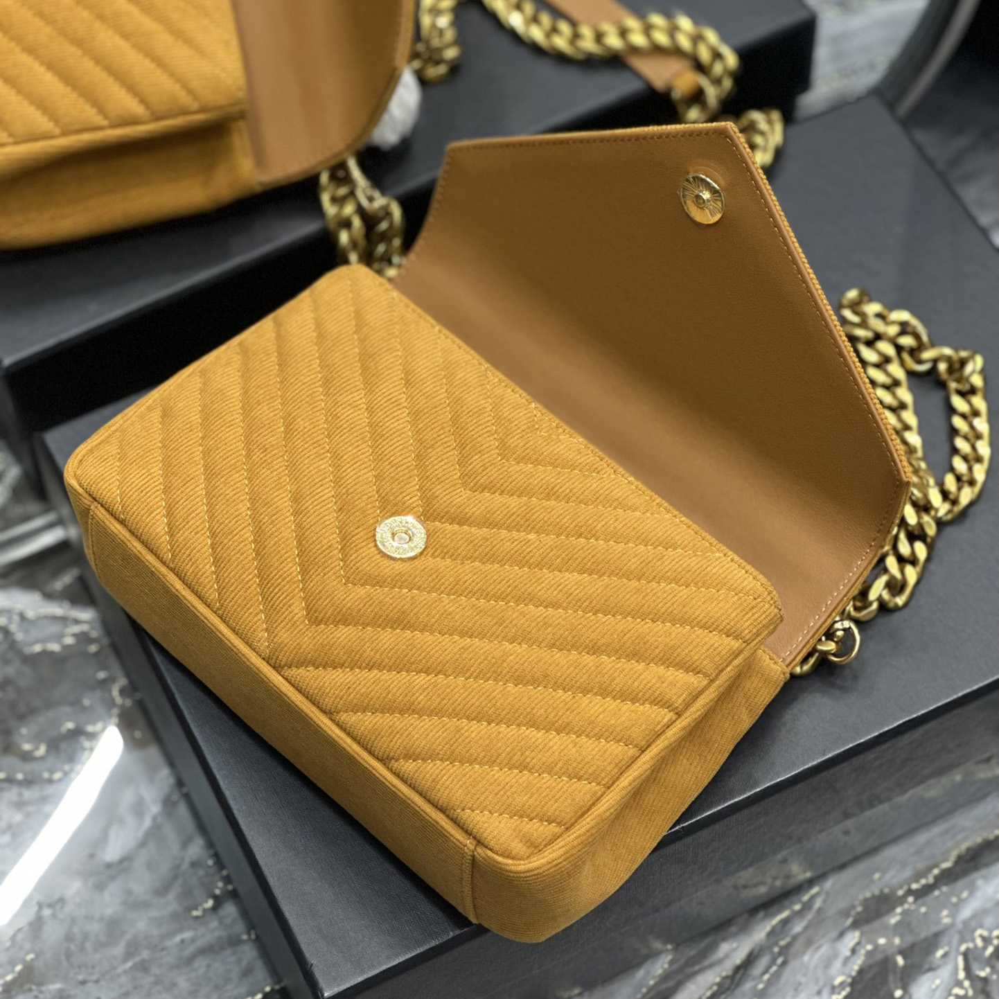 Saint Laurent College Shoulder Bag (24x17x6cm) - 