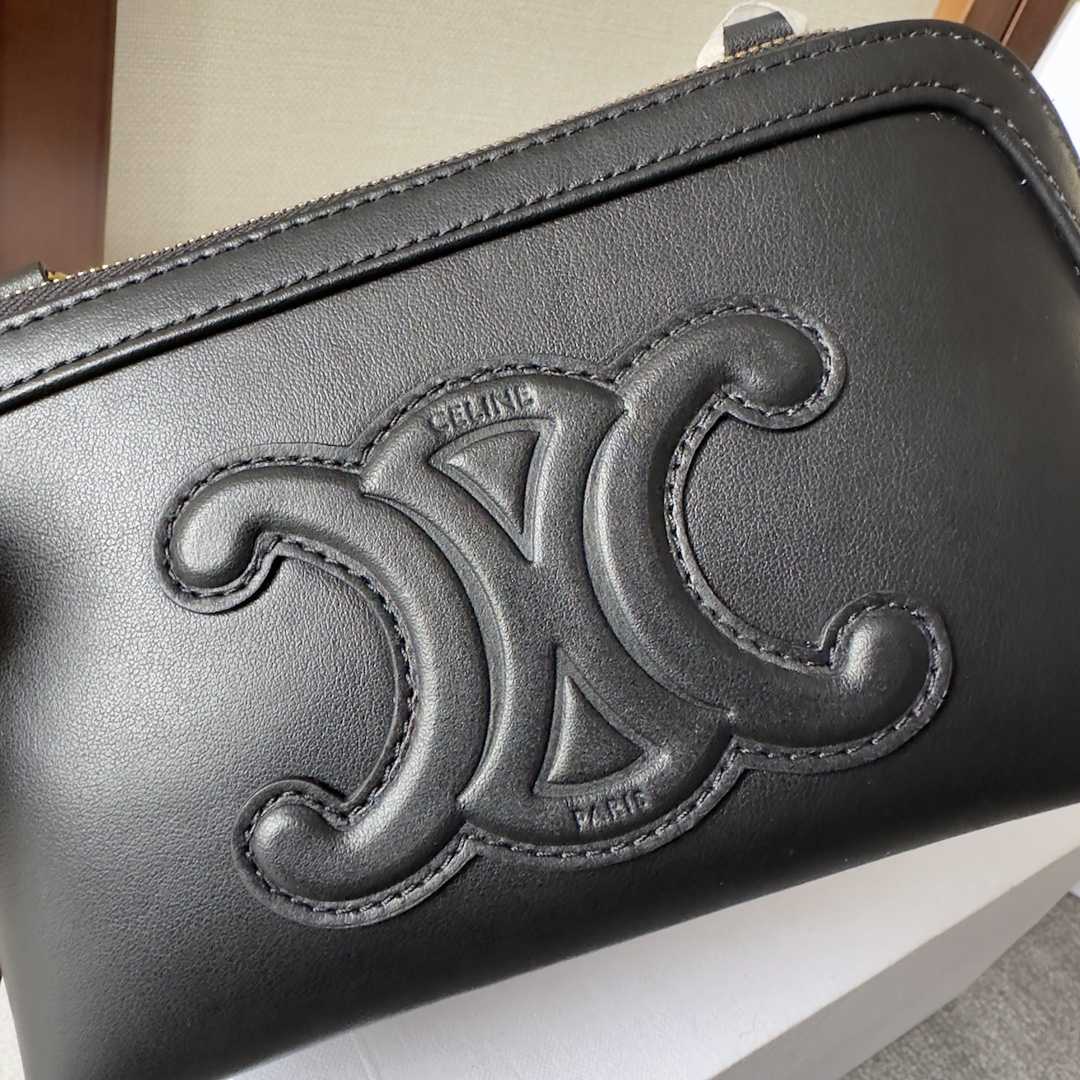 Celine Clutch On Chain Cuir Triomphe In Smooth Calfskin Black - 