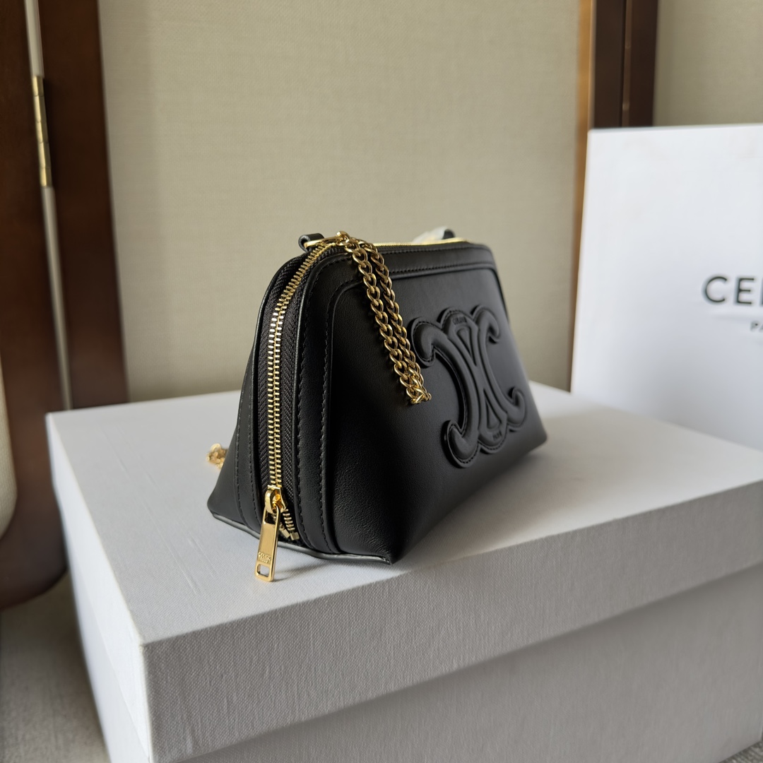 Celine Clutch On Chain Cuir Triomphe In Smooth Calfskin Black - 