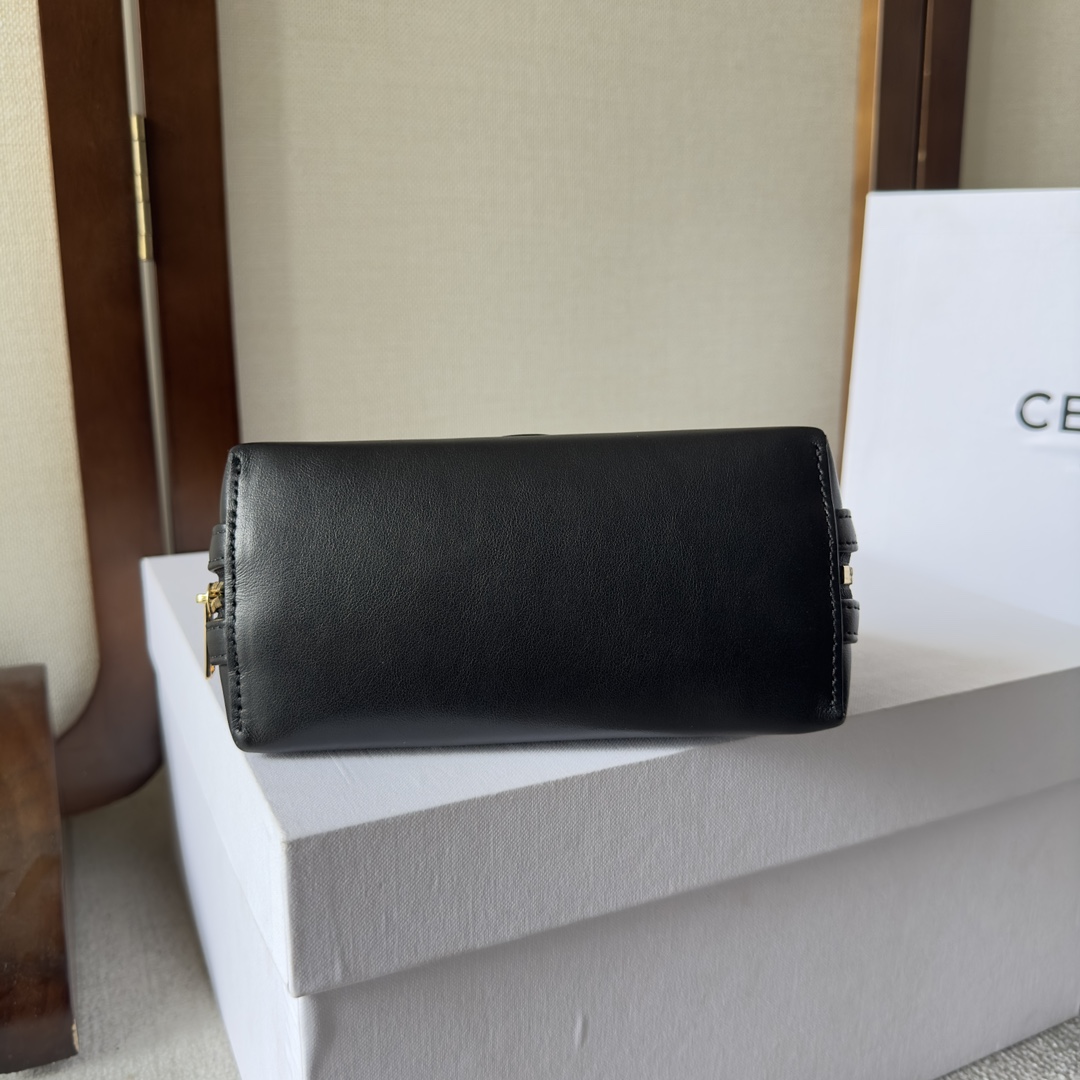 Celine Clutch On Chain Cuir Triomphe In Smooth Calfskin Black - 
