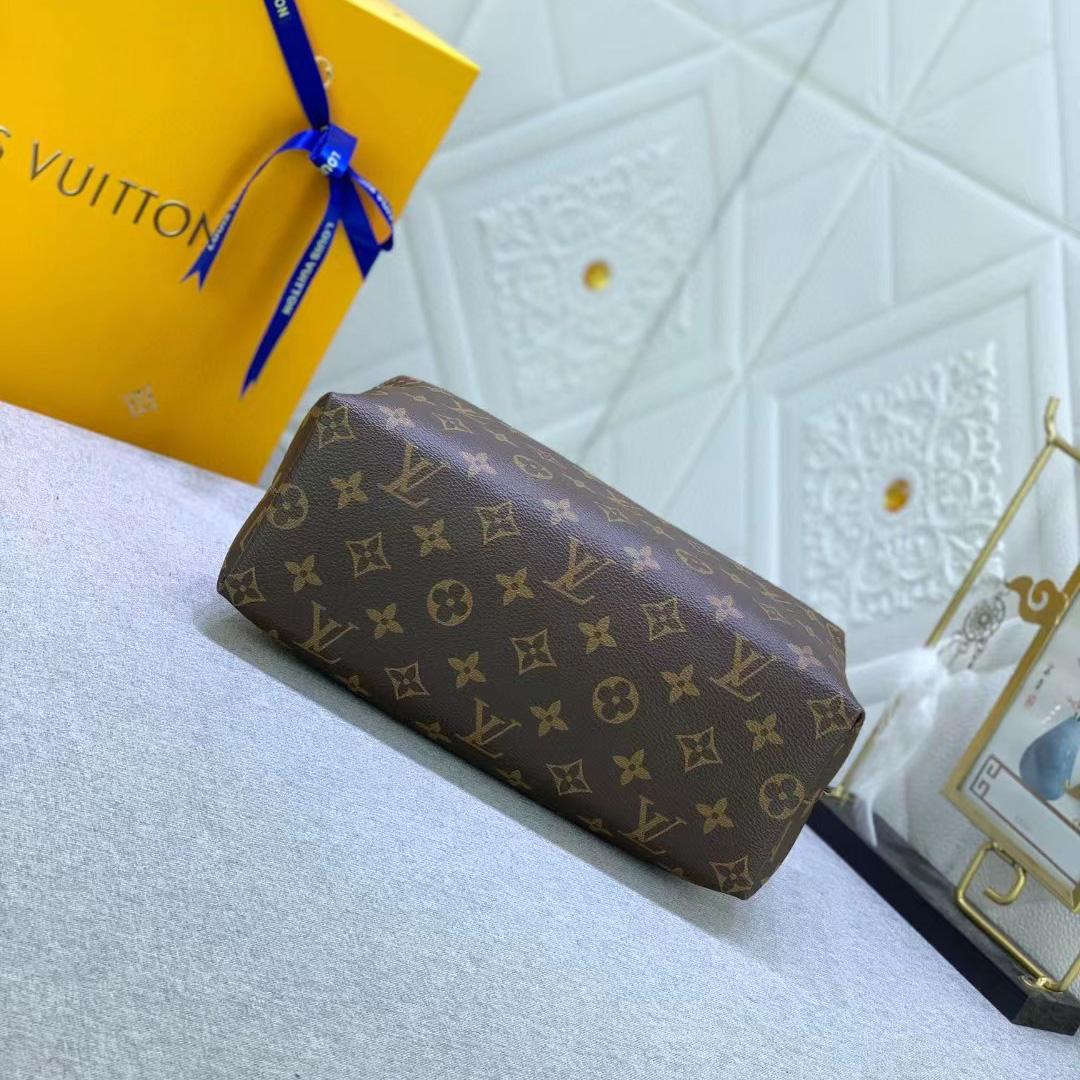 Louis Vuitton Cosmetic Pouch (27-18-9CM)      - 