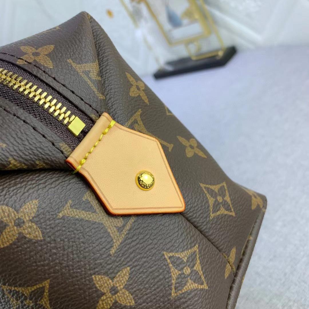 Louis Vuitton Cosmetic Pouch (27-18-9CM)      - 