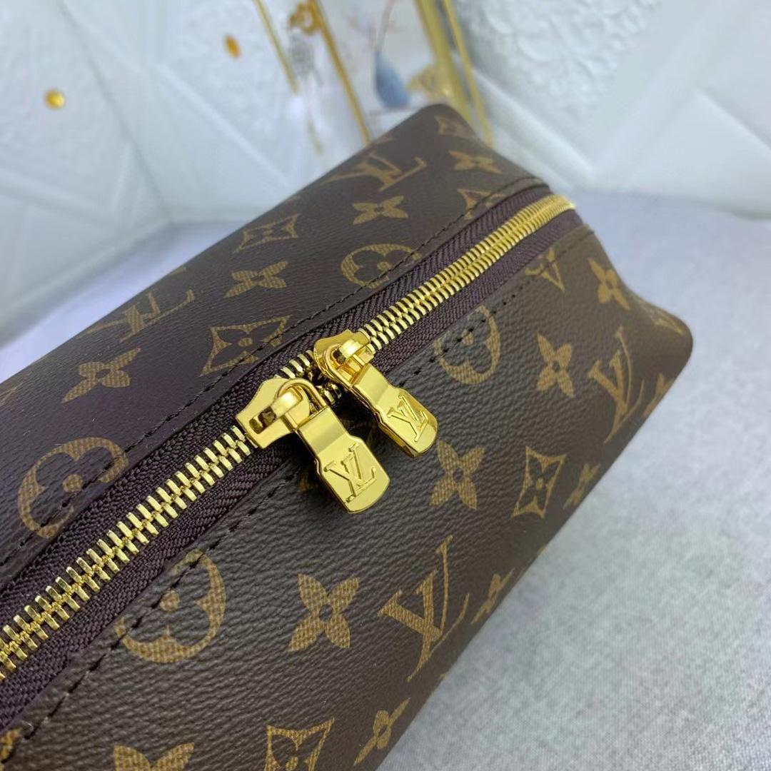 Louis Vuitton Cosmetic Pouch (27-18-9CM)      - 