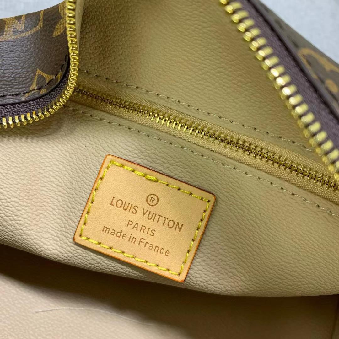 Louis Vuitton Cosmetic Pouch (27-18-9CM)      - 