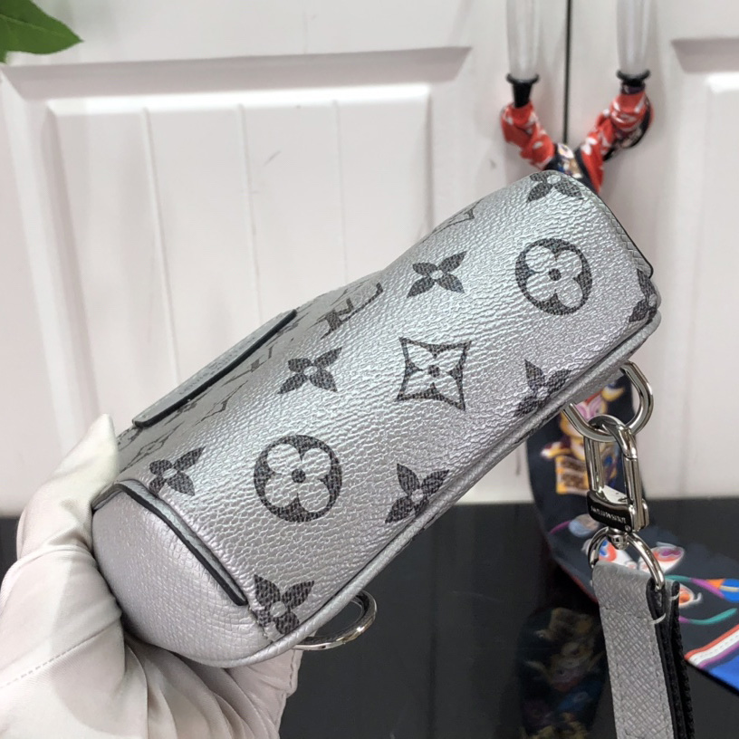 Louis Vuitton Outdoor Slingbag  (13-21-5cm)   M30833 - 