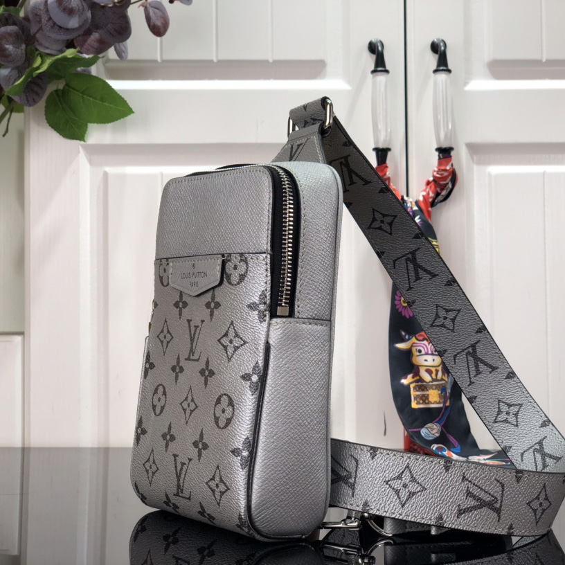 Louis Vuitton Outdoor Slingbag  (13-21-5cm)   M30833 - 