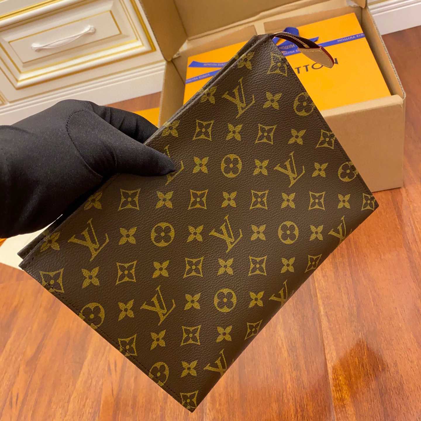 Louis Vuitton Toiletry Pouch (25x20x5.5CM)     M47542 - 