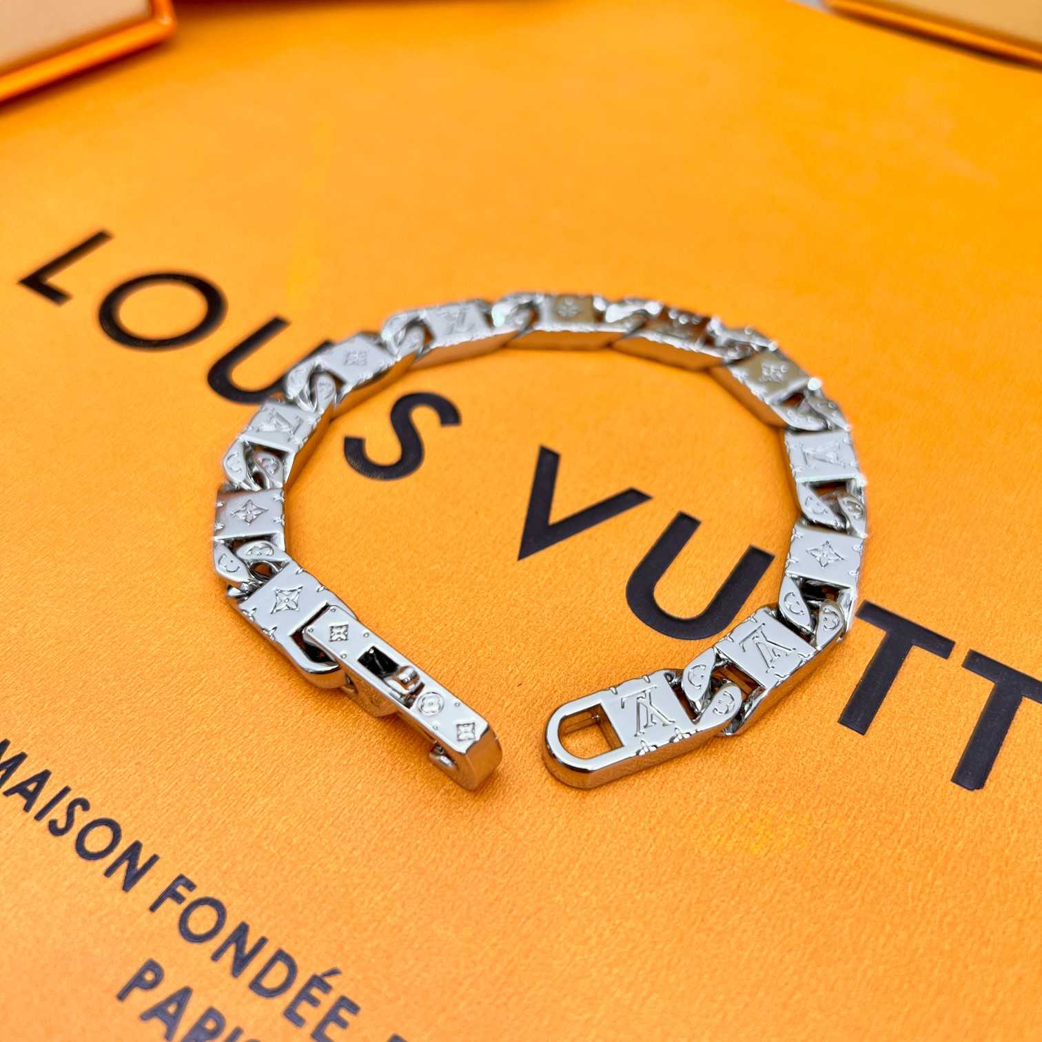 Louis Vuitton Monogram Tied Up Bracelet    M0921 - 