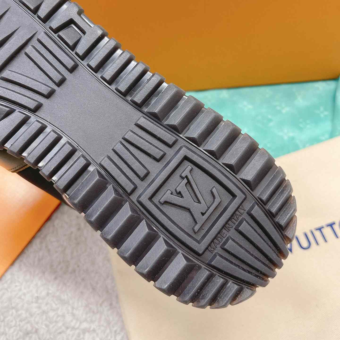 Louis Vuitton Run Away Sneaker   (upon uk size)  1AAP4P - 