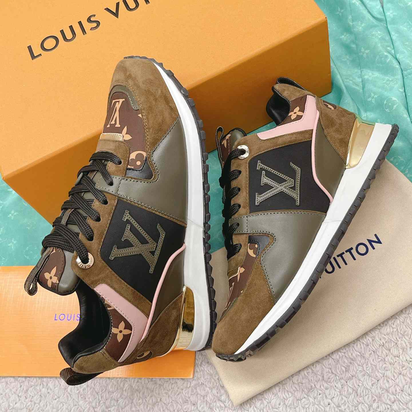 Louis Vuitton Run Away Sneaker   (upon uk size)  1AAP4P - 