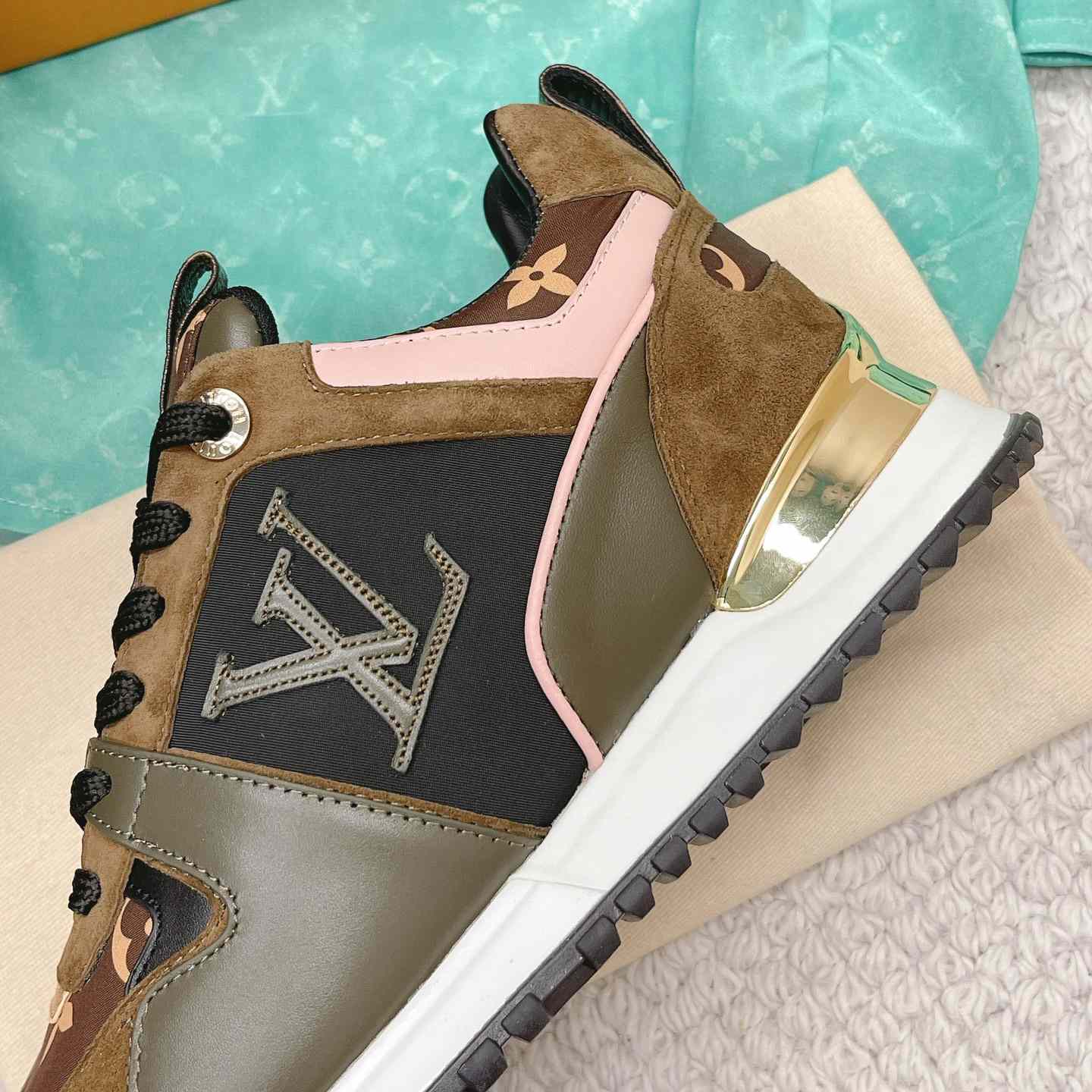 Louis Vuitton Run Away Sneaker   (upon uk size)  1AAP4P - 
