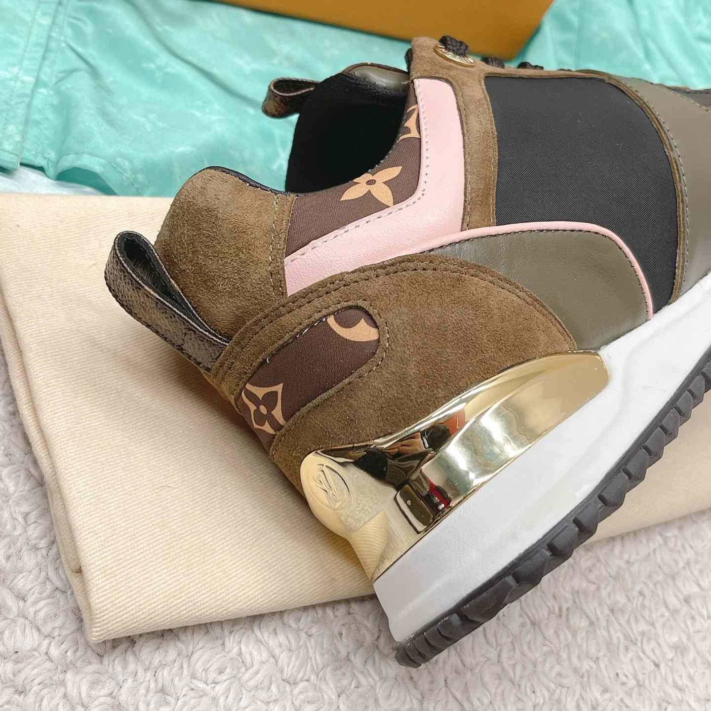 Louis Vuitton Run Away Sneaker   (upon uk size)  1AAP4P - 