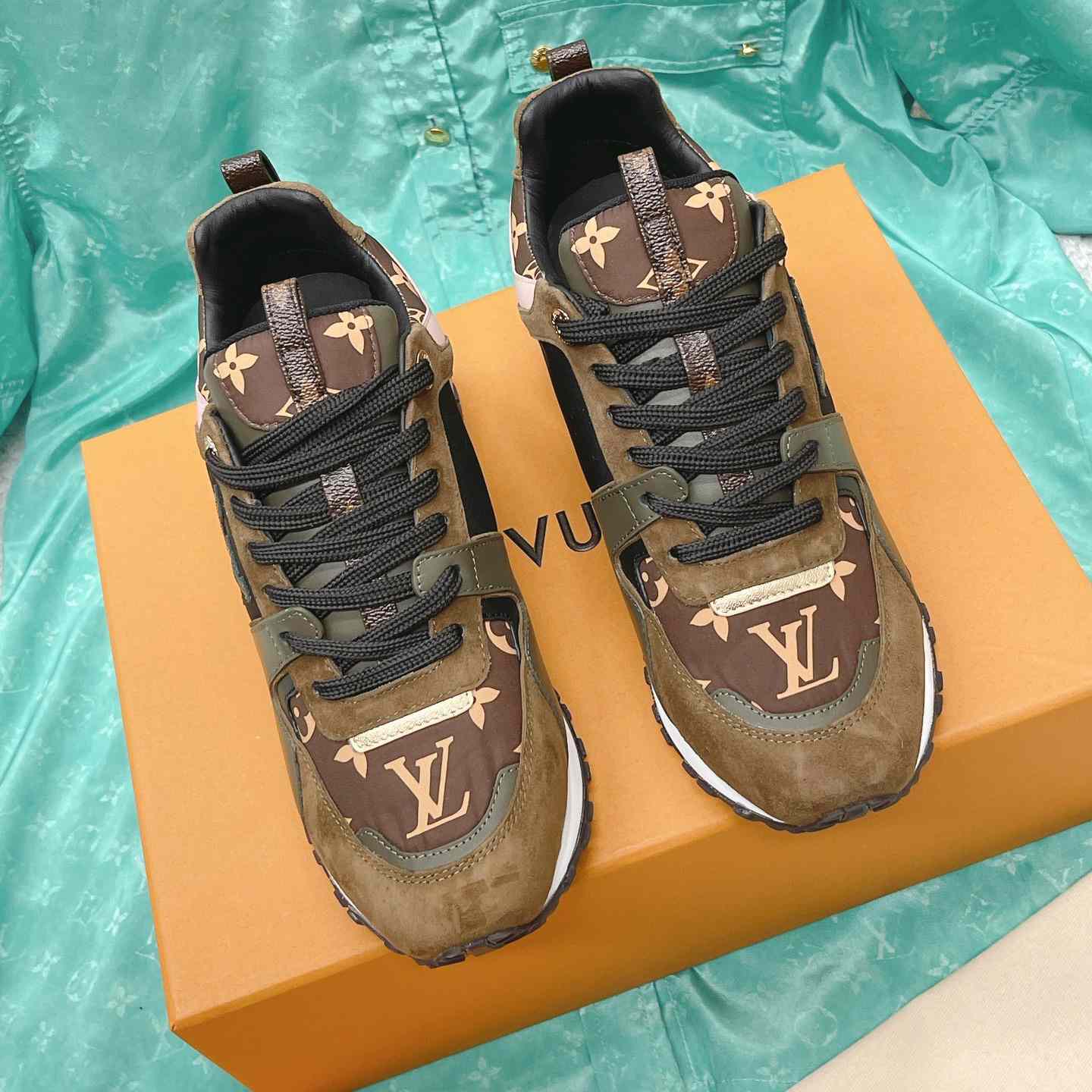 Louis Vuitton Run Away Sneaker   (upon uk size)  1AAP4P - 