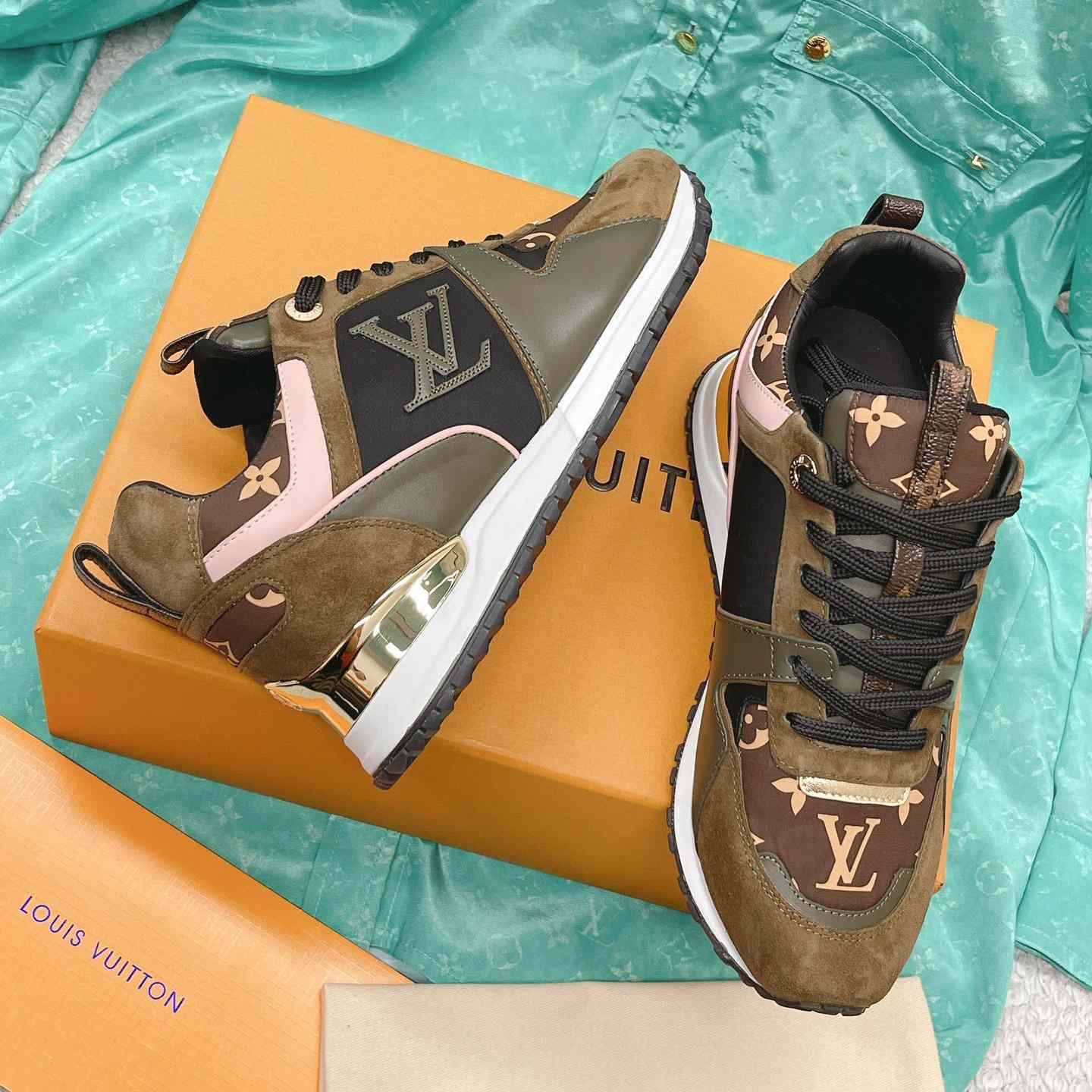 Louis Vuitton Run Away Sneaker   (upon uk size)  1AAP4P - 