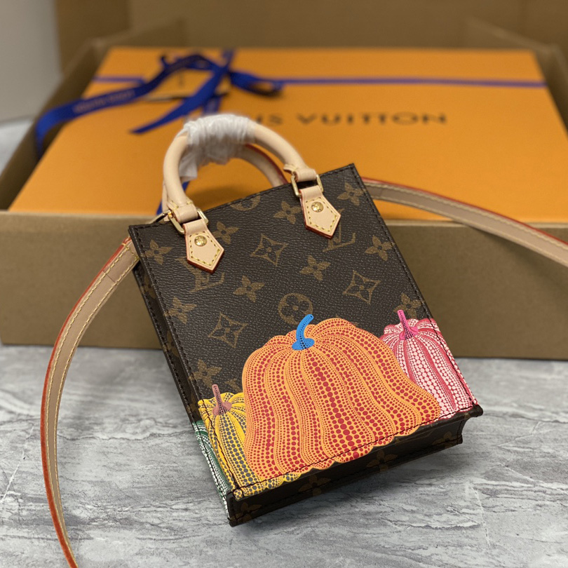 Louis Vuitton LV x YK Petit Sac Plat (14 x 17 x 5 cm)  M82112 - 