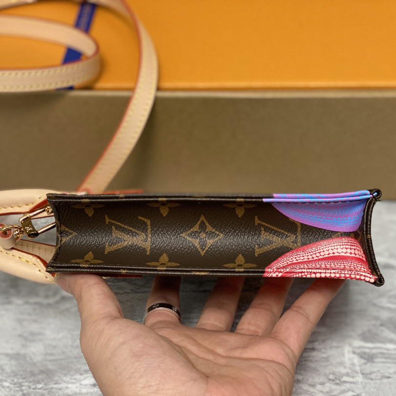 Louis Vuitton LV x YK Petit Sac Plat (14 x 17 x 5 cm)  M82112 - 