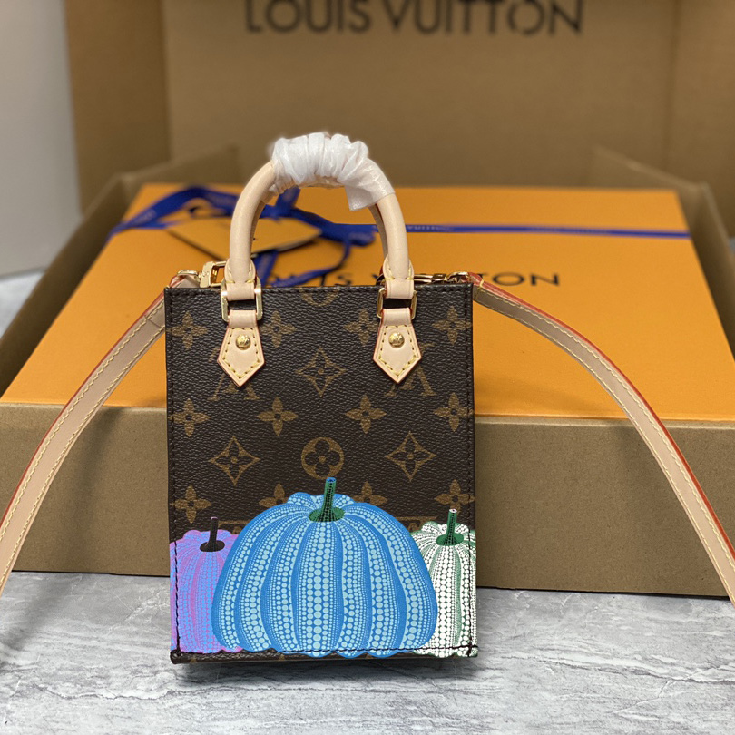 Louis Vuitton LV x YK Petit Sac Plat (14 x 17 x 5 cm)  M82112 - 