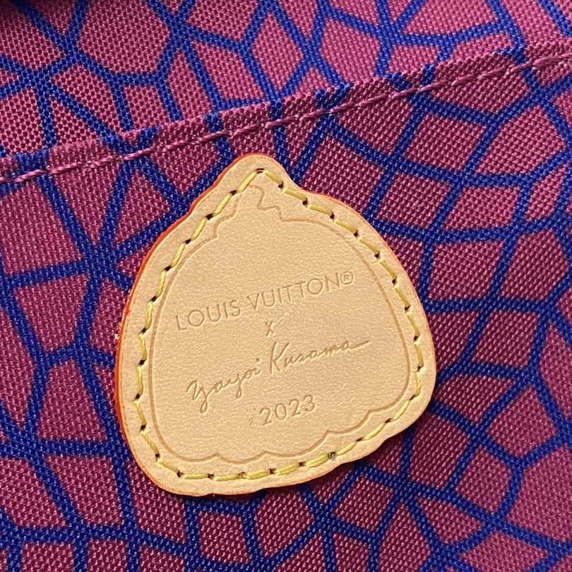 Louis Vuitton LV x YK Petit Sac Plat (14 x 17 x 5 cm)  M82112 - 