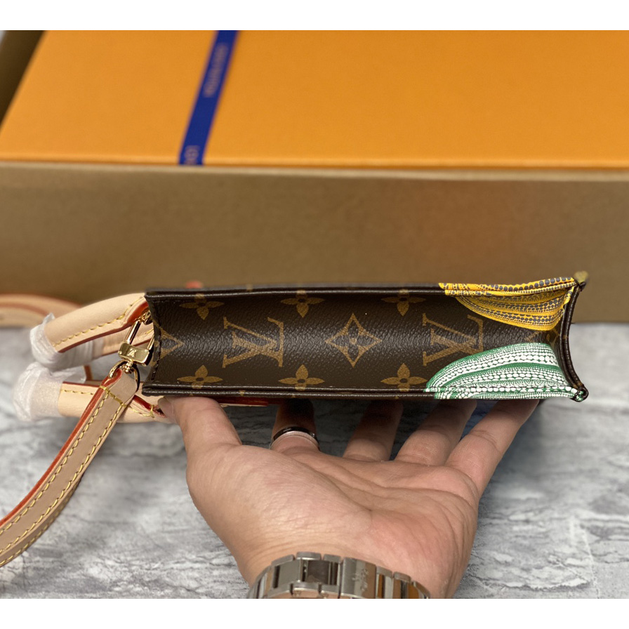 Louis Vuitton LV x YK Petit Sac Plat (14 x 17 x 5 cm)  M82112 - 
