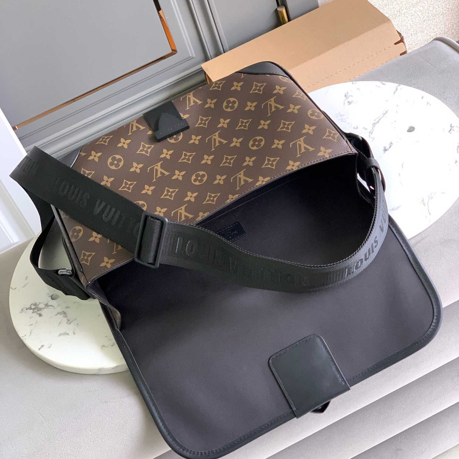 Louis Vuitton Archy Messenger MM(35x24x8CM)   M46328 - 