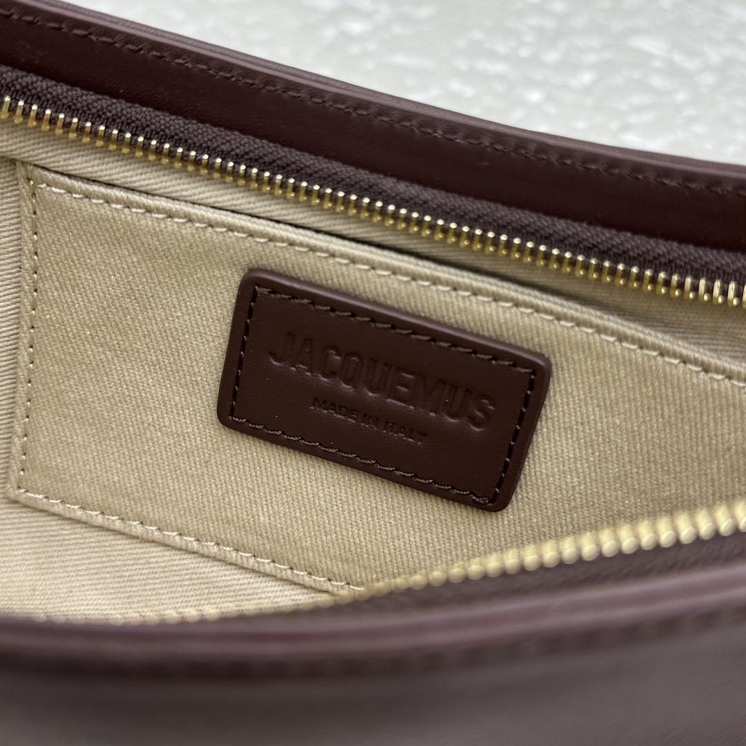 Jacquemus Le Bisou Mousqueton Carabiner Strap Shoulder Bag - 