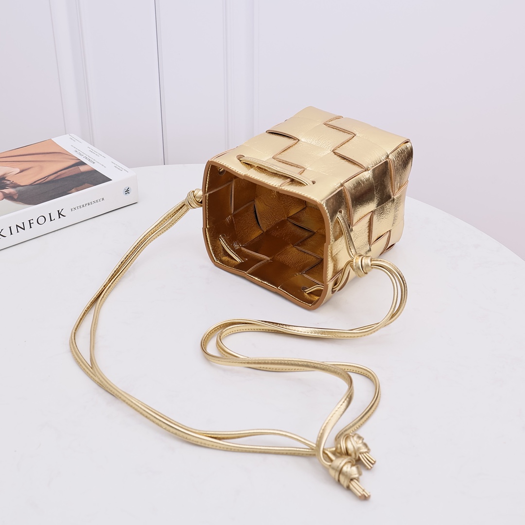Bottega Veneta Small Cassette Cross-Body Bucket - 