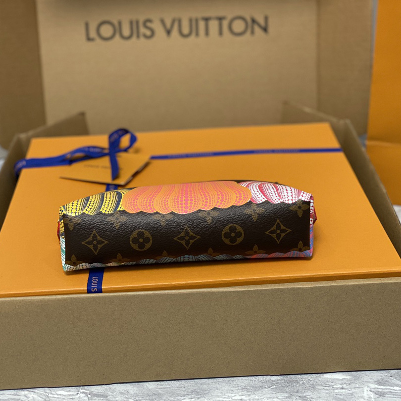 Louis Vuitton LV x YK Cosmetic Pouch (24×17×6 cm)        M46472 - 