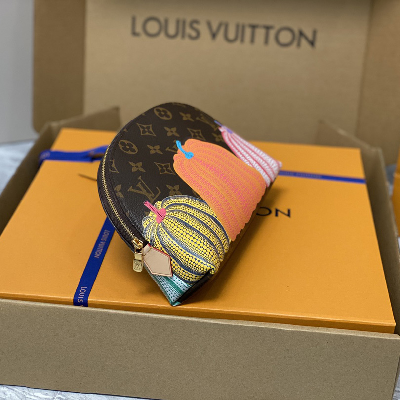 Louis Vuitton LV x YK Cosmetic Pouch (24×17×6 cm)        M46472 - 