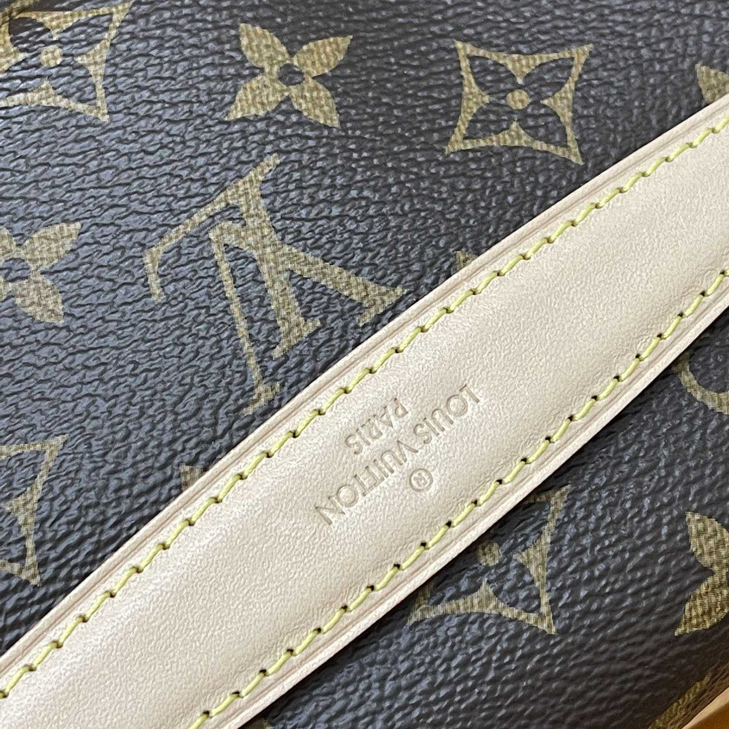 Louis Vuitton Bumbag(37-14-13cm)      M43644 - 