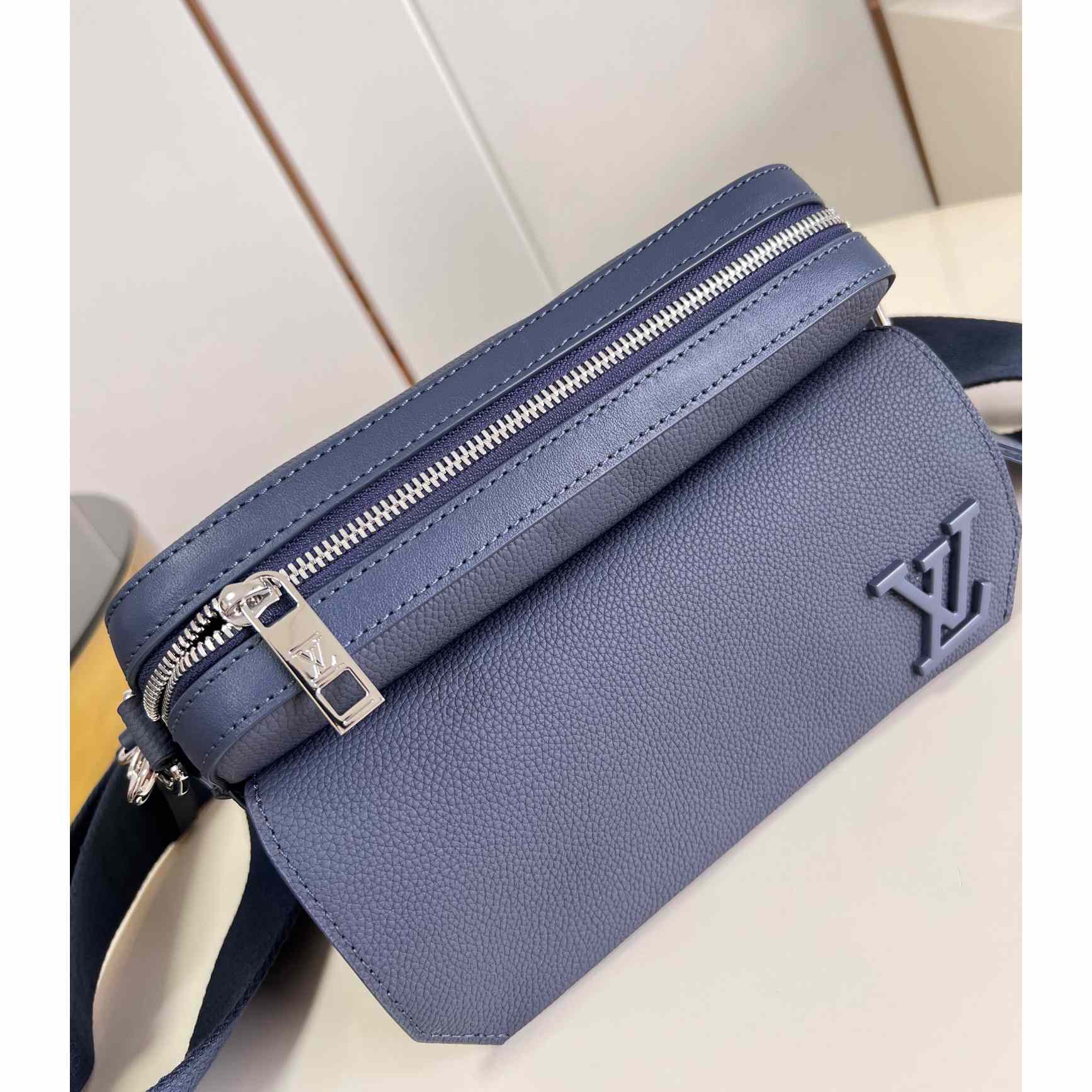 Louis Vuitton Fastline Messenger (23.5x18x7cm)   M22611 - 