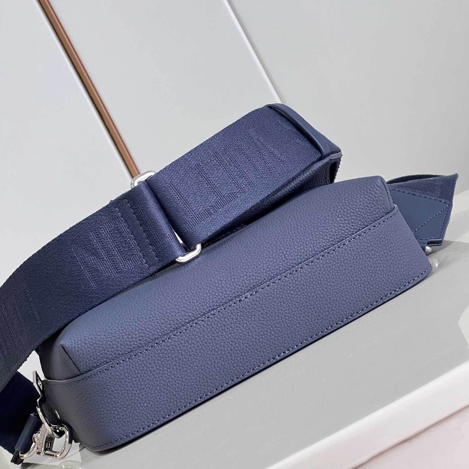 Louis Vuitton Fastline Messenger (23.5x18x7cm)   M22611 - 