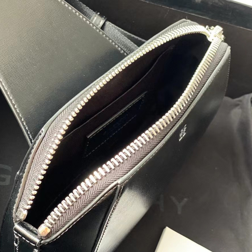Givenchy Antigona Leather Messenger Bag (25-20-16cm) - 