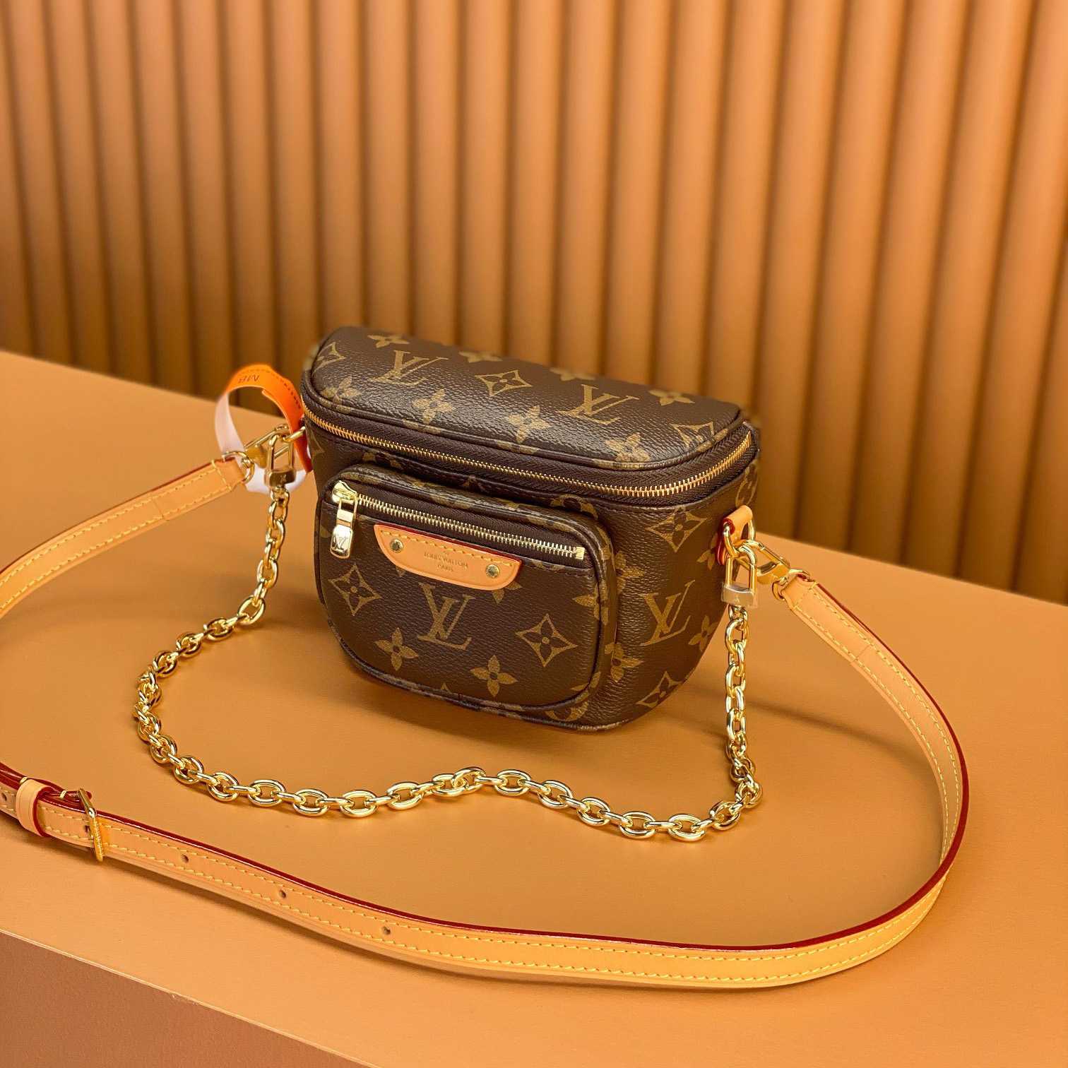 Louis Vuitton Mini Bumbag (17x12x9.5cm)      M82335 - 