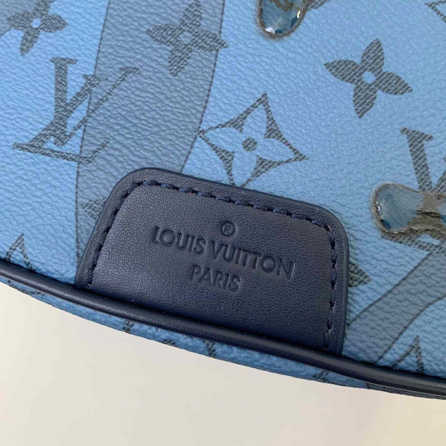 Louis Vuitton Discovery Bumbag  (44*15*9cm)   M22576 - 