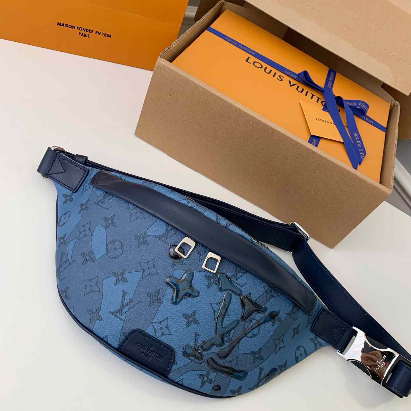 Louis Vuitton Discovery Bumbag  (44*15*9cm)   M22576 - 