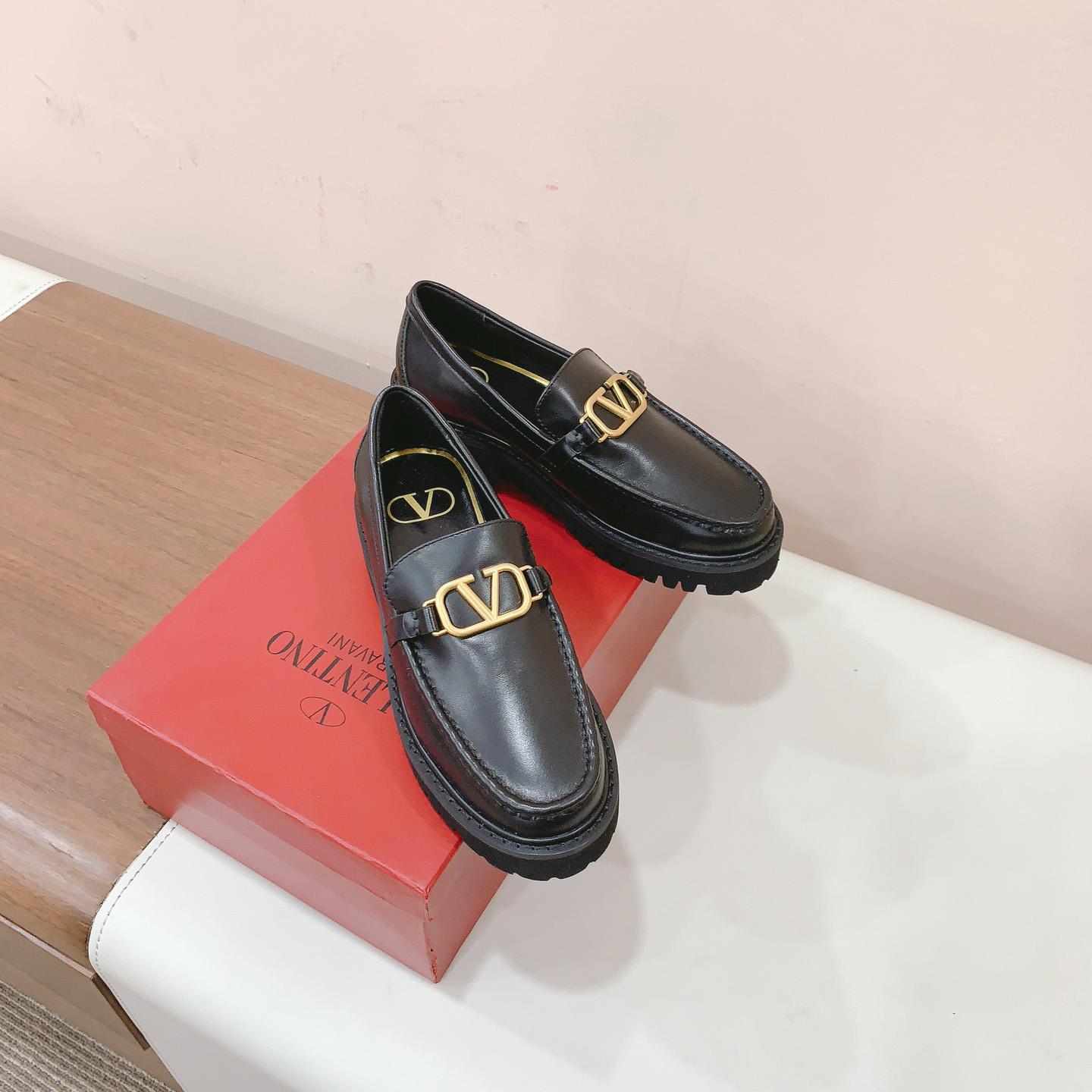 Valenti Garavani Vlogo Leather Loafer - DesignerGu