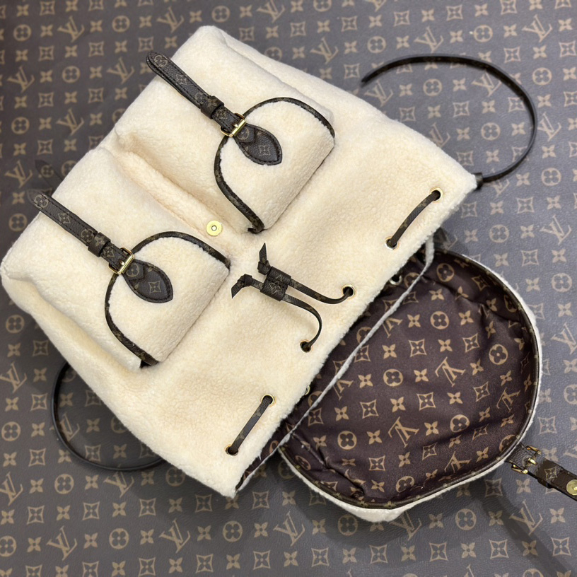 Louis Vuitton LV SKI Backpack   M23384 - 