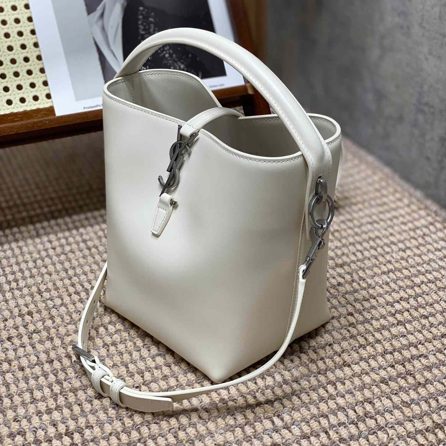 Saint Laurent Le 37 Small In Shiny Leather - 