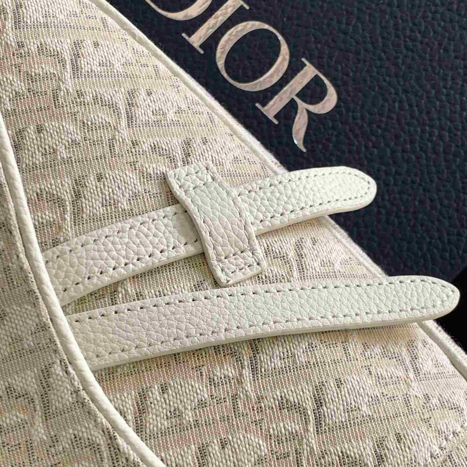 Dior Saddle Bag   (20 x 28.6 x 5cm) - 