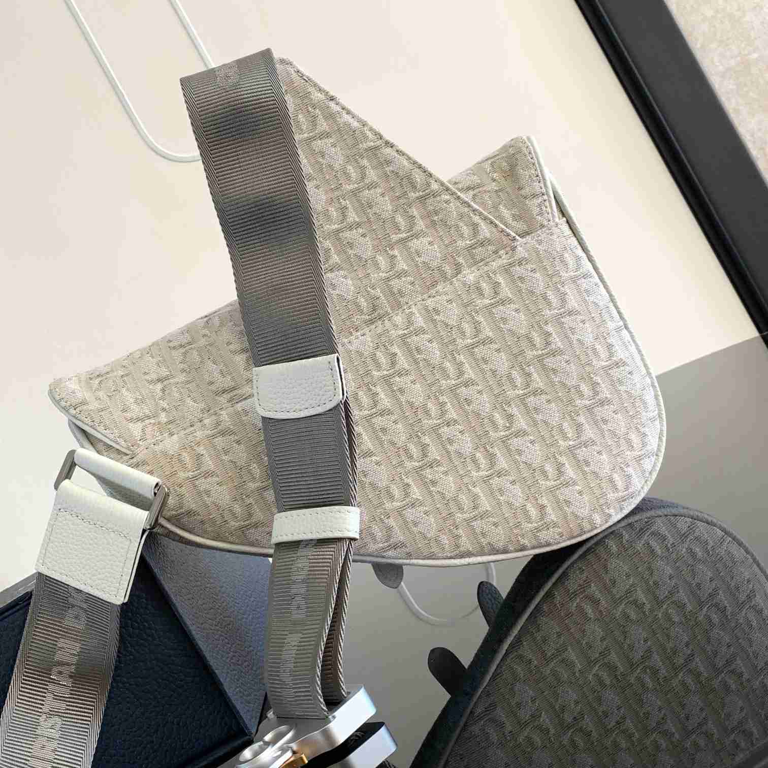 Dior Saddle Bag   (20 x 28.6 x 5cm) - 