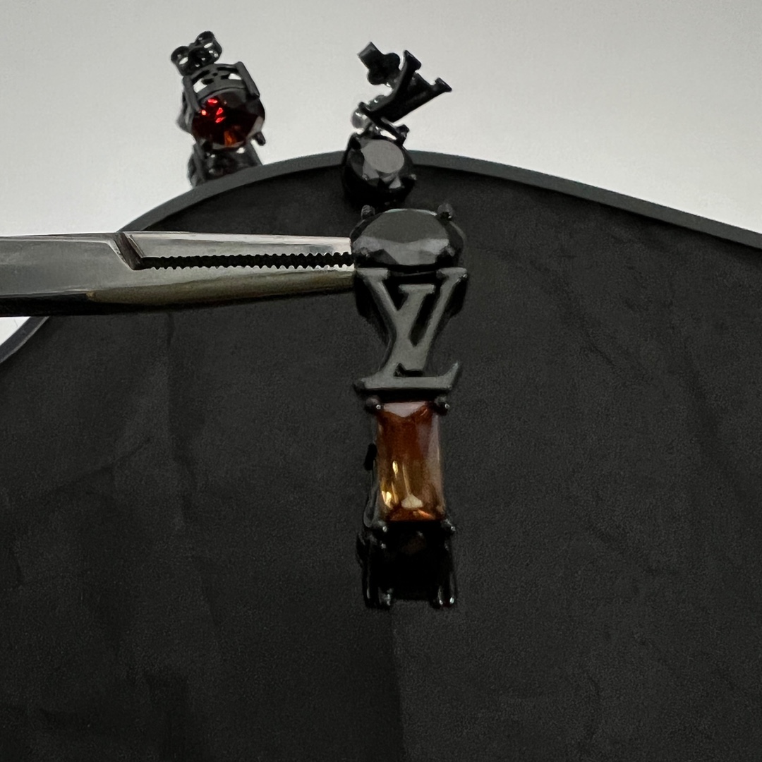 Louis Vuitto LV Light Set Of Earrings     M01405 - 